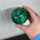 Nydelig Malakitt Krystallkule (711g/7,1cm) - Svart holder medfølger thumbnail