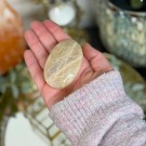 Hvit Månestein Håndstein #3** thumbnail