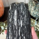 Stor Svart Turmalin Råbit På Stand 1,5KG thumbnail