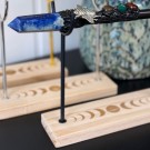 Vel Unt's Månefase Stand - Krystall & Wand Holder (Gull/Sølv/Svart) thumbnail