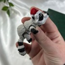 Vaskebjørn med nisselue thumbnail