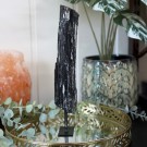 Stor Svart Turmalin Råbit På Stand 1,5KG thumbnail