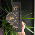 Vel Unt's 3 Tarot Kort Holder - Crystal Pendulum Board thumbnail