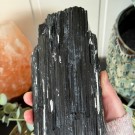 Stor Svart Turmalin Råbit På Stand 1,5KG thumbnail