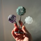 Krystallblomster på stand - Mose Agat, Lilla Fluoritt & Bergkrystall thumbnail