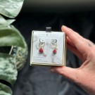 Luna Norte ~ Bermuda Triangel Mini Hoop Øredobber - Rubin  thumbnail