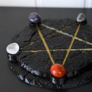 Vel Unt’s Pentagram Alterplate - Krystallholder thumbnail