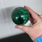 Nydelig Malakitt Krystallkule (711g/7,1cm) - Svart holder medfølger thumbnail