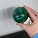 Nydelig Malakitt Krystallkule (711g/7,1cm) - Svart holder medfølger thumbnail