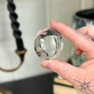 OBS: Dårlige bilder pga gjennskinn fra ting i rommet, se hovedbilde for detaljene som faktisk er INNI krystallen. thumbnail