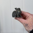 Den Uinviterte Haren - Mystisk Krystallfigur thumbnail