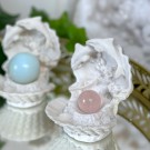 Havets Vokter ~ Krystallkuleholder i skjell med delfiner thumbnail