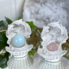 Havets Vokter ~ Krystallkuleholder i skjell med delfiner thumbnail