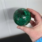 Nydelig Malakitt Krystallkule (711g/7,1cm) - Svart holder medfølger thumbnail