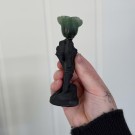 Eternal Rose - Skeletthånd i Svart Obsidian med Rose i Grønn Jordbærkvarts thumbnail