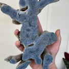 STATEMENT: Stor Blå Fossiliert Korall - 797g  thumbnail