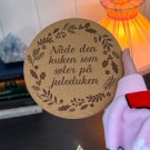 Vel Unt's Jule Gryteunderlag - Nåde den kuken som søler på juleduken thumbnail