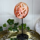 Flammekvarts Pentagram med Metallstativ - Kraft & Beskyttelse  thumbnail