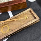 Røkelsesholder i Tre - Stjernetegn Solbrett  thumbnail