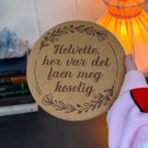 Vel Unt's Aggressive Gryteunderlag - Helvette, her var det faen meg koselig thumbnail