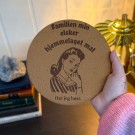 Vel Unt's Aggressive Gryteunderlag - Familien min elsker hjemmelaget mat. Har jeg hørt.  thumbnail