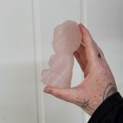 Rosenkvarts Buddha Figur, 458g thumbnail