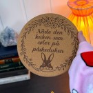Vel Unt's Aggressive Påske Gryteunderlag - Nåde den kuken som søler på påskeduken thumbnail