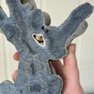 STATEMENT: Stor Blå Fossiliert Korall - 797g  thumbnail