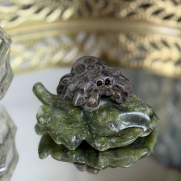 Edderkopp på blad - Fruit Jasper & Serpentin #2