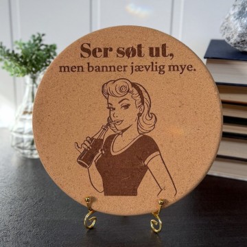 Vel Unt's Aggressive Gryteunderlag - Ser søt ut, men banner jævlig mye.  