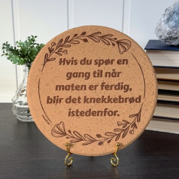 Vel Unt's Aggressive Gryteunderlag - Hvis du spør en gang til når maten er ferdig, blir det knekkebrød istedenfor. 