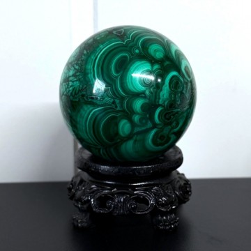 Nydelig Malakitt Krystallkule (711g/7,1cm) - Svart holder medfølger