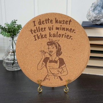 Vel Unt's Gryteunderlag - I dette huset teller vi minner. Ikke kalorier.