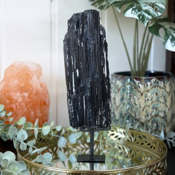 Stor Svart Turmalin Råbit På Stand 1,5KG