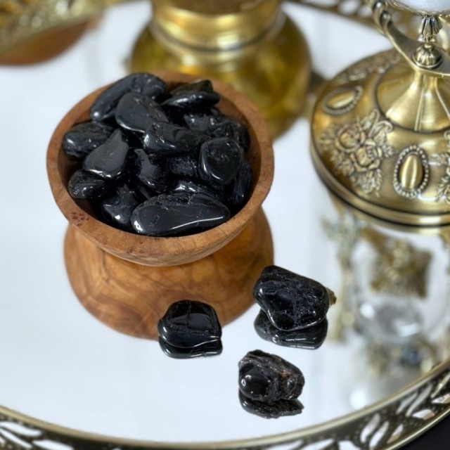 fordi Svart Turmalin er et sprøtt mineral som lett får sprekker og ujevnheter, blir de aldri helt glattpolerte