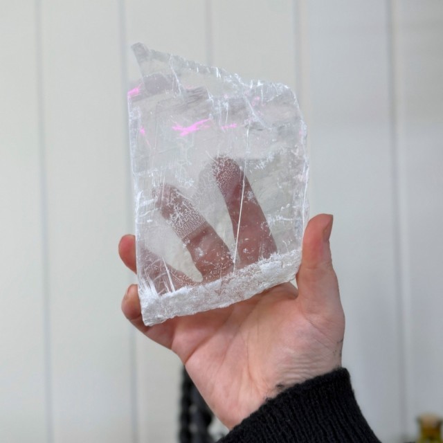 OBS: Rosa skinnet kommer fra neon-lyset mitt på veggen bak!:)