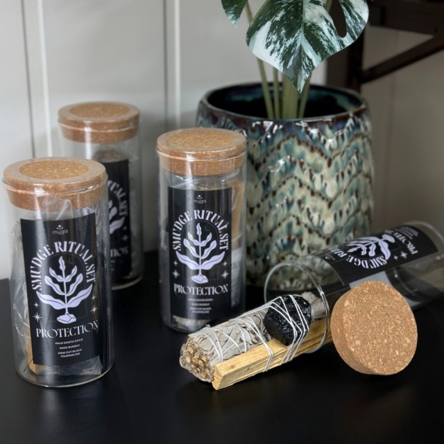 Ritualsett med hvit salvie, Palo Santo og svart turmalin i glasskrukke med korklokk.