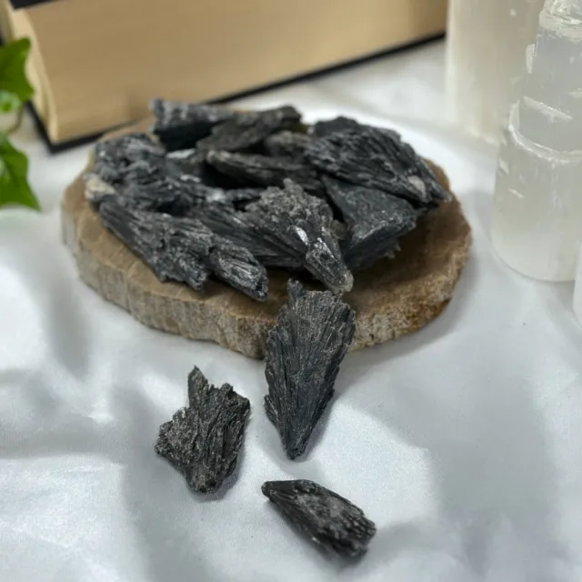 Svart Kyanitt Råstein [10-20g]