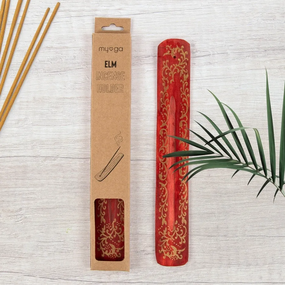 Ruby Elegance er en håndlaget røkelsesholder i dyp rød med gylne ornamenter. Skap harmoni, ren energi og vakker estetikk i ditt hjem, perfekt for meditasjon, ritualer og røkelsespinner.