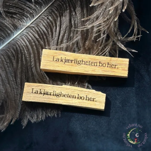 Palo Santo Pinne m/gravering ~ La kjærligheten bo her