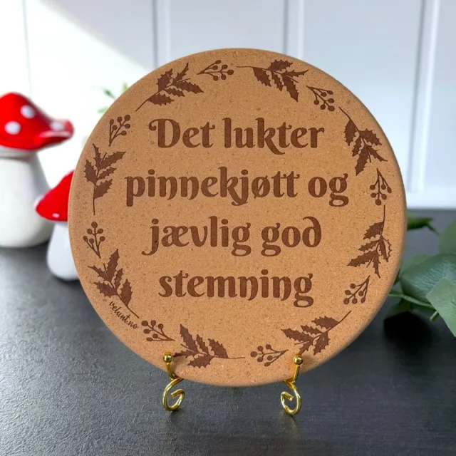Vel Unt's Aggressive Jule Gryteunderlag - Det lukter pinnekjøtt og jævlig god stemning