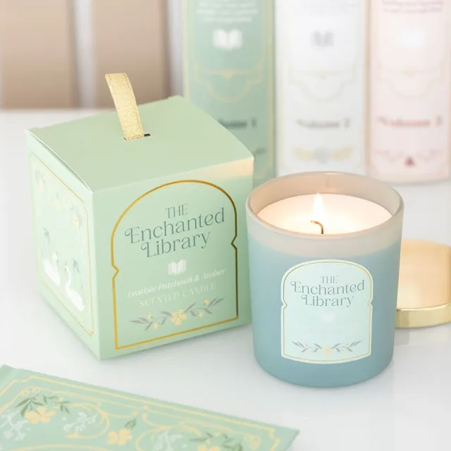 The Enchanted Library - Duftlys med Lær, Patchouli & Amber