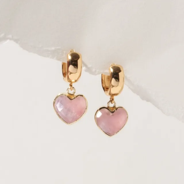 Luna Norte ~ Love, Actually Gemstone Heart Huggie Hoop Øredobber - Rosenkvarts