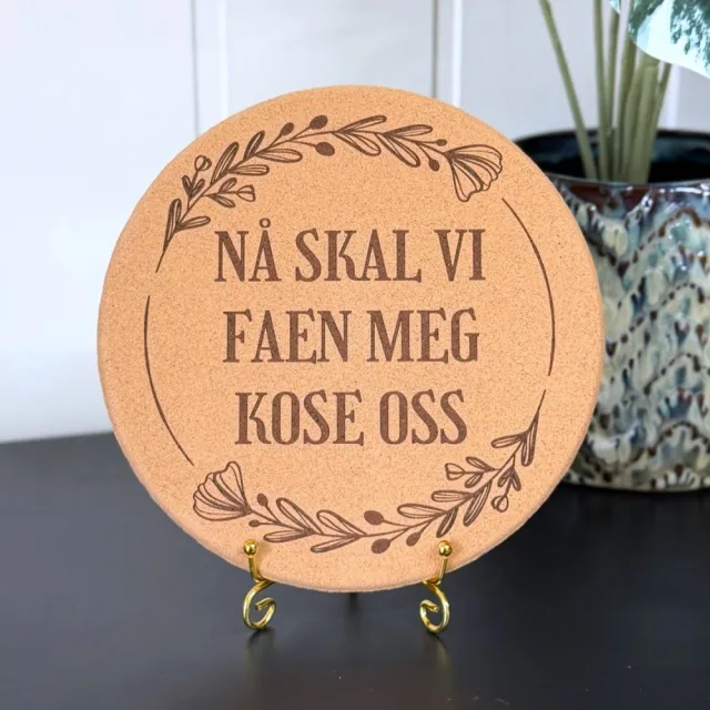 Vel Unt's Aggressive Gryteunderlag - Nå skal vi faen meg kose oss (CAPS)